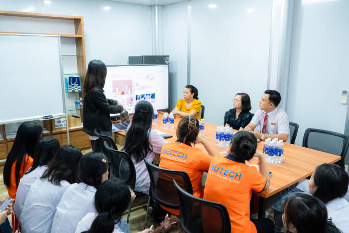 Sinh viên Công nghệ thẩm mỹ khám phá hậu trường ngành làm đẹp tại Nhà máy mỹ phẩm Labcos 23