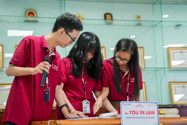 Sinh viên Khoa Luật HUTECH xuất sắc đạt ngôi vị Quán quân cuộc thi Olympic Pháp luật lần thứ 8 73