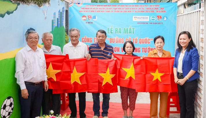 Sinh viên Khoa Marketing - Kinh doanh quốc tế thực hiện công trình “Đường cờ Tổ quốc”, lan tỏa tinh thần vì cộng đồng 97