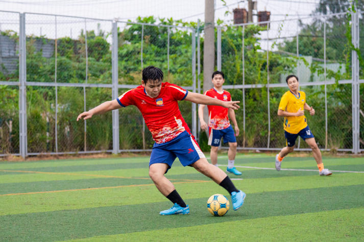 [Hội thao CB-GV-NV HUTECH 2025]: Rực lửa với những cuộc rượt đuổi tỷ số bộ môn Bóng đá nam 72