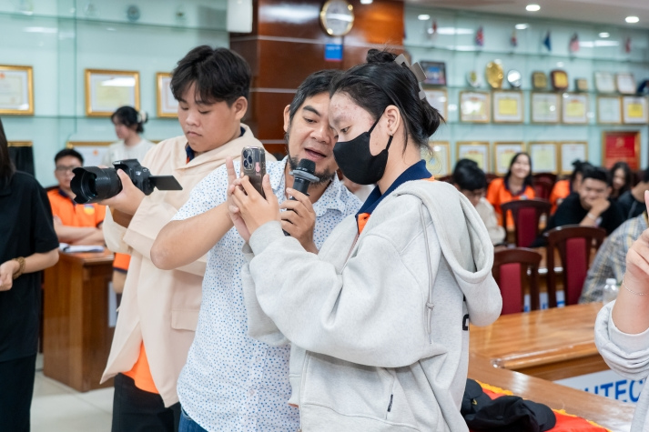 [Video] Khi ống kính biết nói: Sinh viên HUTECH học hỏi “bí kíp” lan tỏa cảm xúc và câu chuyện qua từng khung hình 56