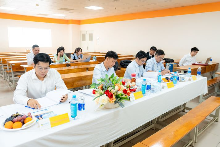 16 học viên cao học ngành Luật kinh tế đề xuất nhiều giải pháp pháp lý thực tiễn trong buổi bảo vệ luận văn/đề án tốt nghiệp 12