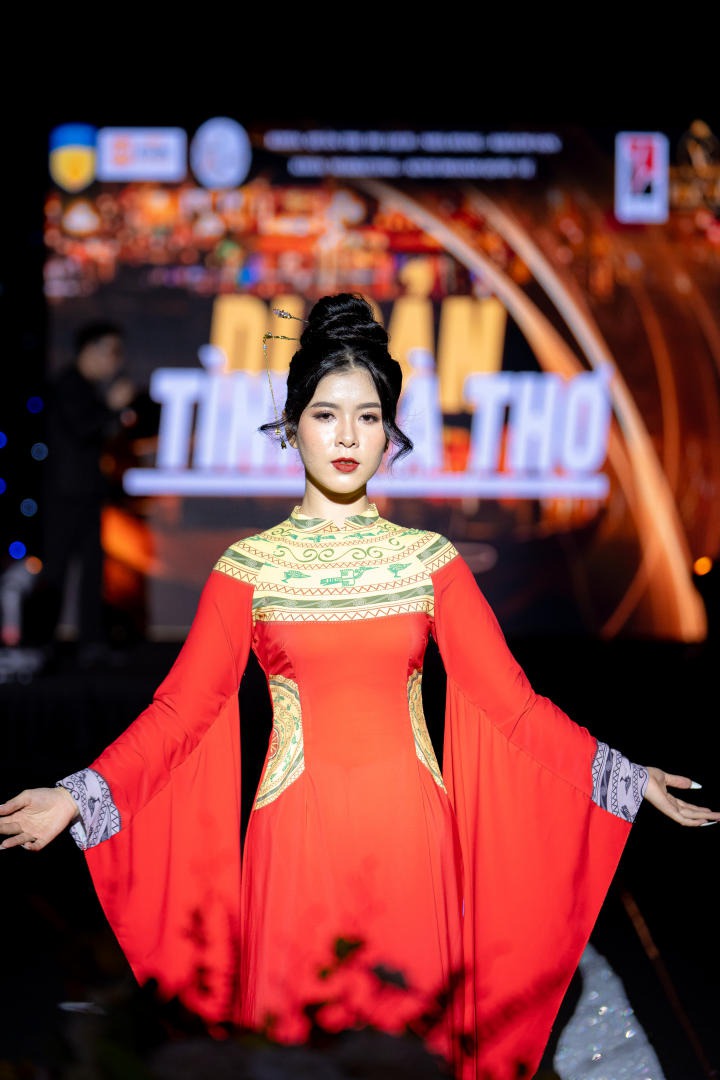 Sinh viên khoa Du lịch - Nhà hàng - Khách sạn tổ chức đêm diễn thời trang “Lụa Fashion  Show, Ngàn năm Lụa Việt” 121