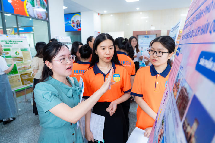 Sinh viên VKIT Khóa 21 trình làng loạt ý tưởng sáng tạo tại Triển lãm Poster 86