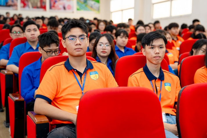 President Ho Dac Loc emphasizes patriotism, compassion, and integrity at new academic year opening ceremony 36