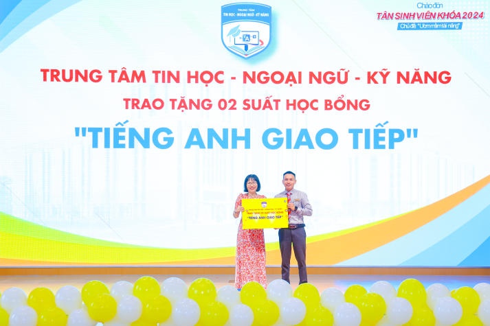 Doanh nghiệp trao học bổng gần 100 triệu đồng cho sinh viên Khoa Thú y - Chăn nuôi tại Lễ chào đón tân sinh viên 60