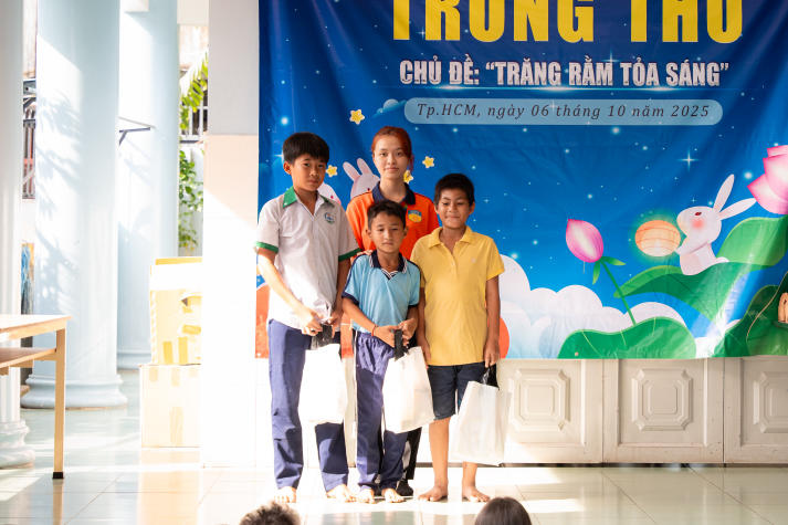 Sinh viên Viện Kỹ thuật gửi Trung thu yêu thương đến với trẻ em trường tình thương 53