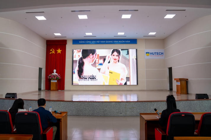 Sinh viên Quan hệ công chúng trình làng các video phóng sự và tỏa sáng tại Đêm tiệc "Dạ Huyền" 51