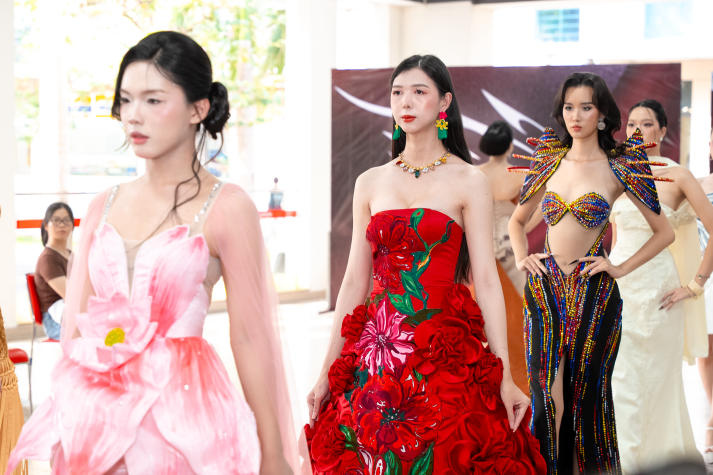 [Video] Hơn 60 trang phục sự kiện thắp sáng cá tính thiết kế trẻ 18