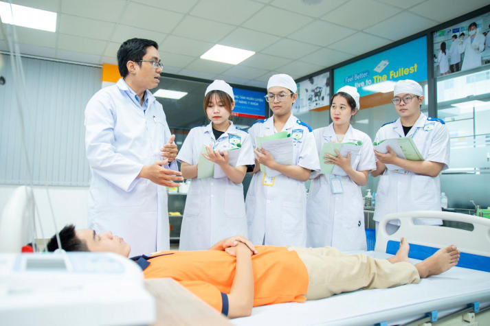 Điểm xét học bạ ngành Dược, Điều dưỡng, Xét nghiệm HUTECH lần lượt là từ 21 và 19, học phí khoảng 11-12 triệu/kỳ 163