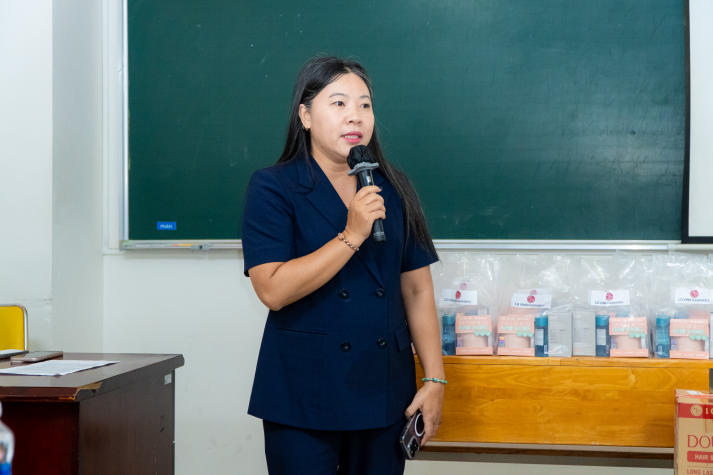 Đồng hành cùng ước mơ: KOCHAM trao quà khích lệ tinh thần sinh viên Khoa Hàn Quốc học 33