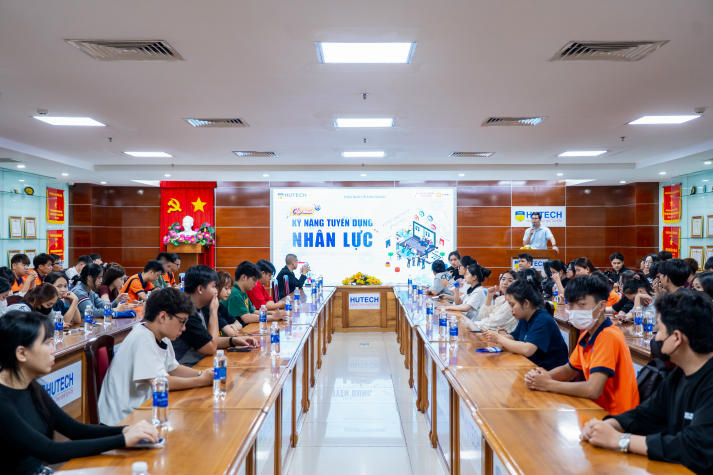 Sinh viên Khoa Quản trị kinh doanh học kỹ năng tuyển dụng cùng Công ty TNHH HR1 Vietnam Holdings trước kỳ thực tập 22