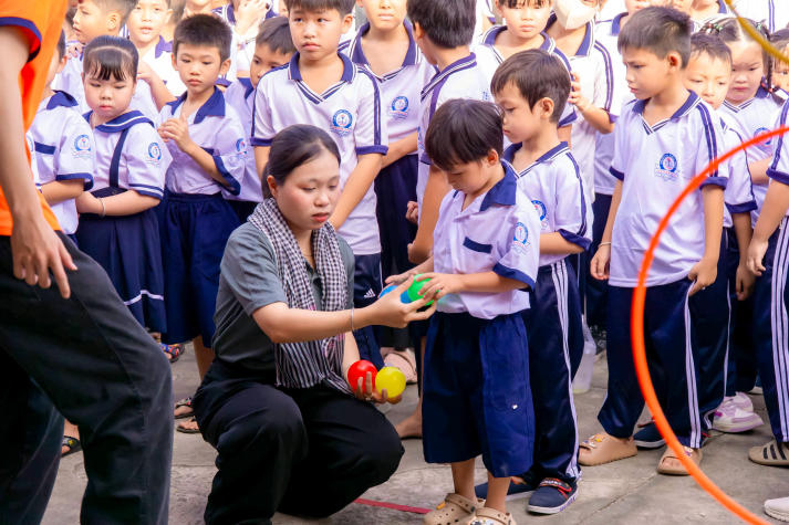 Sinh viên Khoa Marketing - Kinh doanh quốc tế mang “Ngàn điều trăng nói” đến với thiếu nhi Vĩnh Long 69