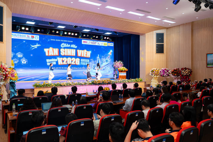 Tân sinh viên Khoa Quản trị kinh doanh “nhập cuộc” năm học mới cùng định hướng thực học - thực làm 10