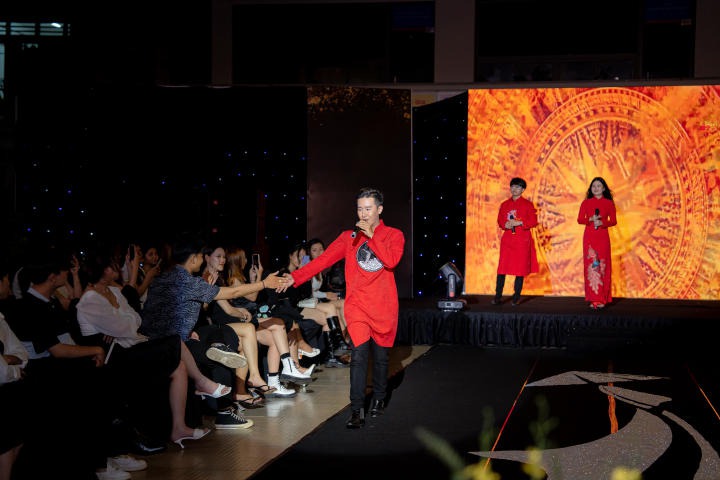 Sinh viên khoa Du lịch - Nhà hàng - Khách sạn tổ chức đêm diễn thời trang “Lụa Fashion  Show, Ngàn năm Lụa Việt” 58
