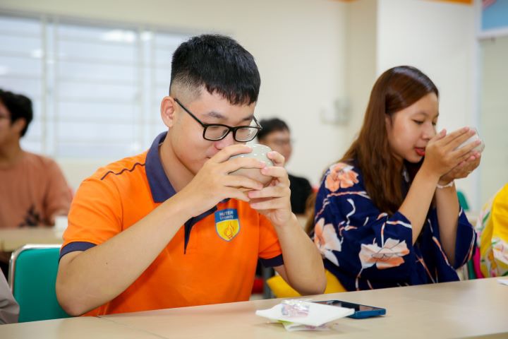 [Video] Nghệ nhân Trần Quang Châu hướng dẫn sinh viên HUTECH trải nghiệm nghệ thuật trà đạo 62
