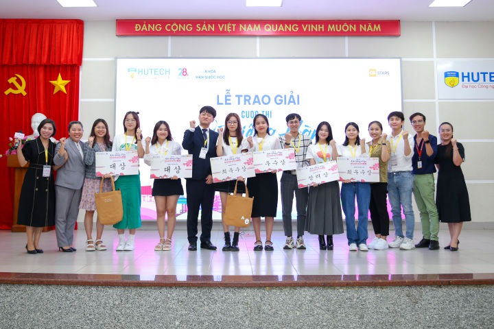 Hấp dẫn với Chung kết cuộc thi “Nói tiếng Hàn lần II” của khoa Hàn Quốc học 242