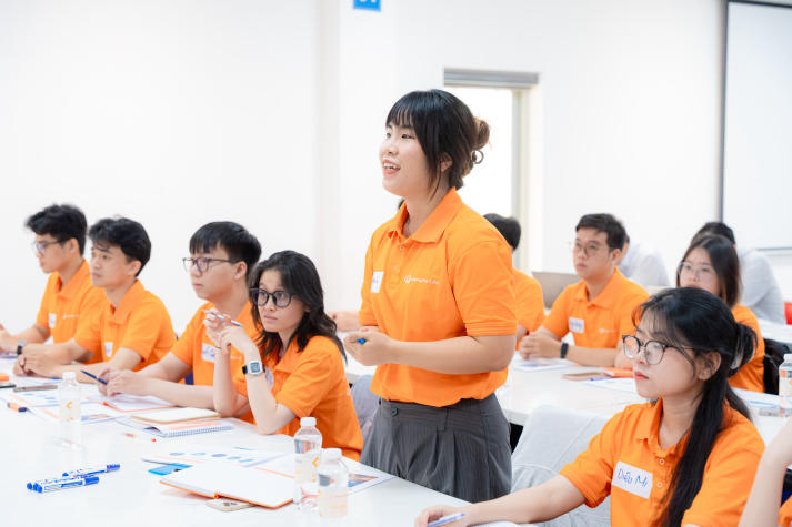 [Video] Sinh viên HUTECH tìm hiểu kiến thức ngành công nghệ tài chính cùng chuyên gia Hanwha Life 47