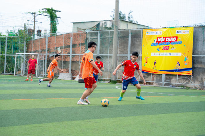 [Hội thao CB-GV-NV HUTECH 2025]: VPT-VPHĐT-P.NS-TT.KĐ-ĐBCL-B.TTr-TT.IT đăng quang ngôi vương Bóng đá nam 95