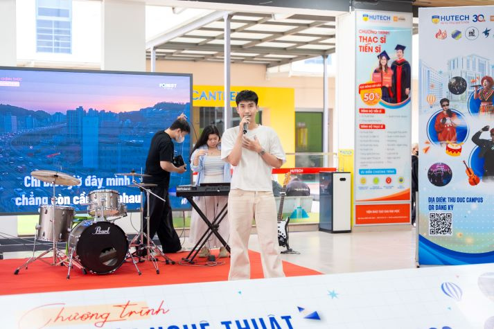 [Video] Ngày đầu năm học 2025-2026 tại HUTECH: Hào hứng, rộn ràng và đầy kỳ vọng 118