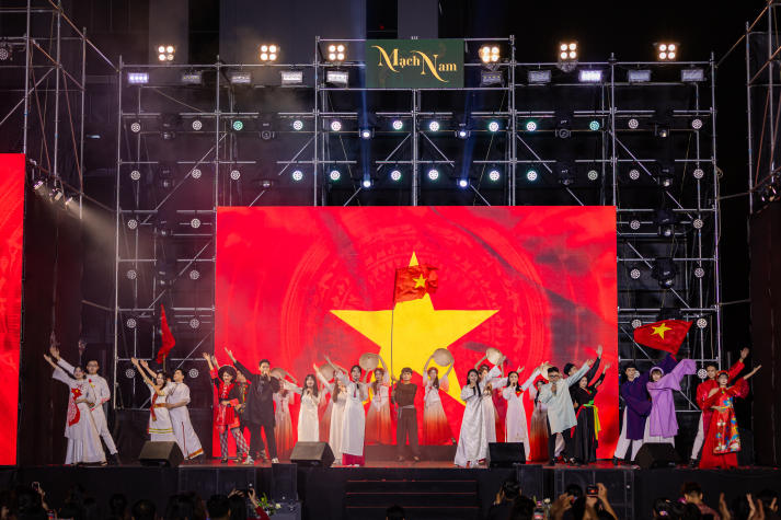Sinh viên HUTECH thắp sáng niềm tự hào Việt qua chuỗi đồ án nghệ thuật hoành tráng 64