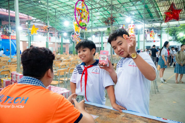 “Trăng trao yêu thương” của Khoa QTDL-NH-KS gửi 200 phần quà, thắp sáng niềm vui tuổi thơ 32