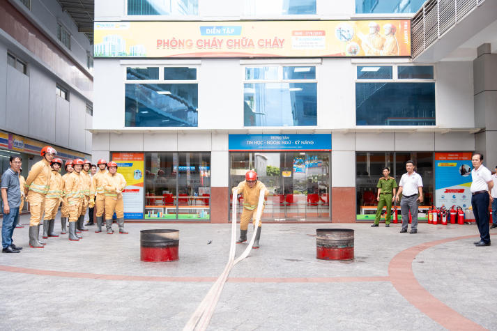 [Video] HUTECH tổ chức diễn tập PCCC & CNCH: Nâng cao năng lực ứng phó, bảo đảm an toàn học đường 59