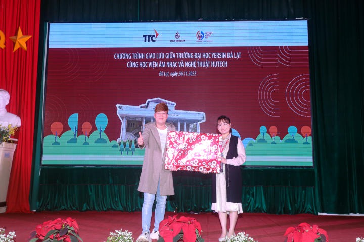  Thầy trò Viện Âm nhạc & Nghệ thuật HUTECH đã trao hơn 500 phần quà đến trẻ em nghèo và những người kém may mắn tại khu vực tỉnh Lâm Đồng HUTECH 2