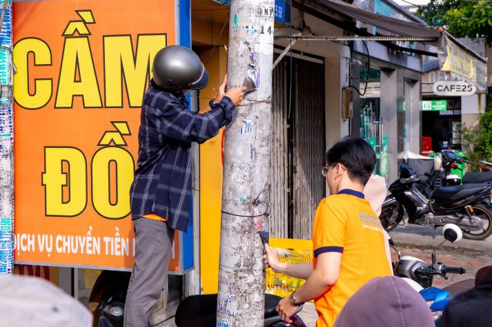 Đoàn Thanh niên HUTECH tổ chức hoạt động tình nguyện xoá gỡ quảng cáo tín dụng đen, trái quy định 39