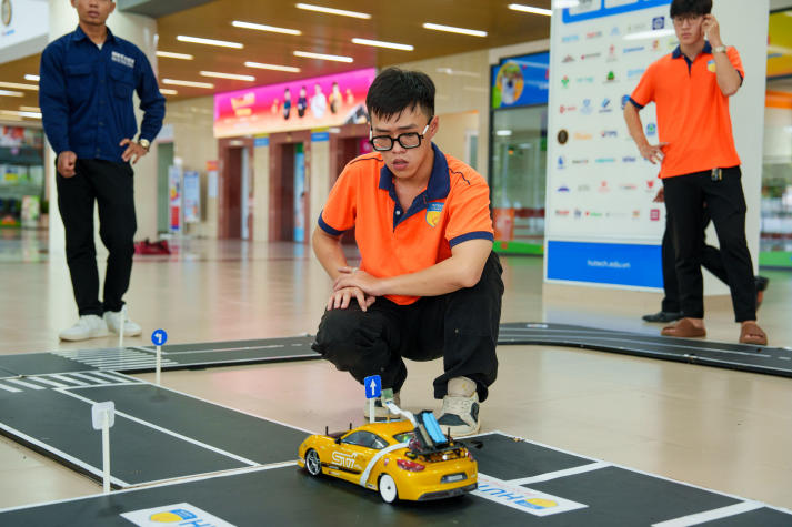 Sinh viên HUTECH ghi dấu ấn với loạt sản phẩm từ các sân chơi kỹ thuật - công nghệ 36