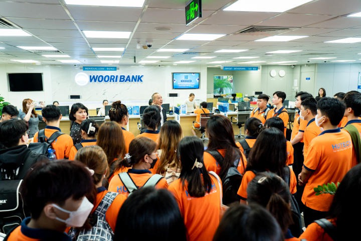 Sinh viên ngành Tài chính - Ngân hàng tham quan Woori Bank - Việt Nam 108