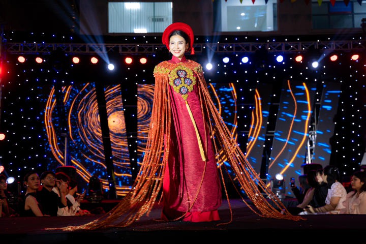 Sinh viên Quản trị sự kiện HUTECH mang sắc phục Việt lên sân khấu Fashion Show đầu tay 178