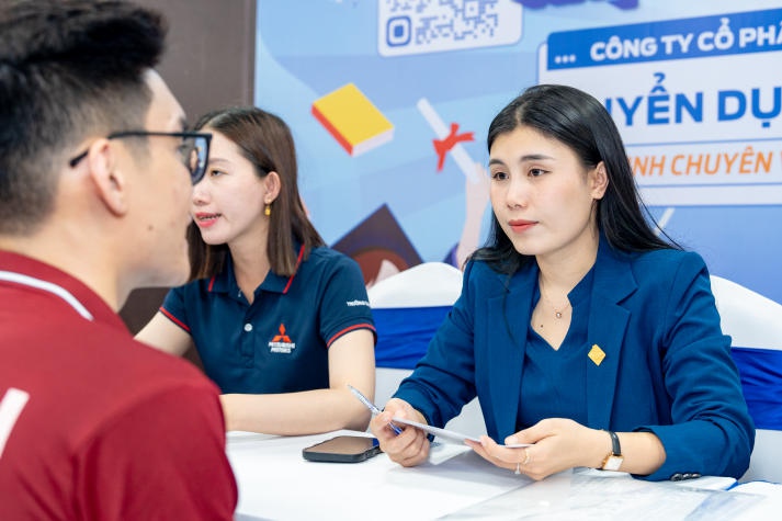 [Video] Sinh viên hào hứng “săn” hơn 1.500 đầu việc hấp dẫn tại “HUTECH International Job Fair 2024” 100