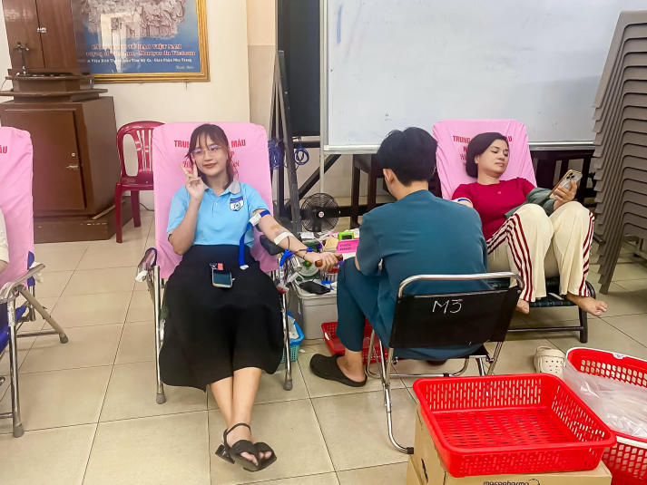 Sinh viên Khoa Điều dưỡng - Kỹ thuật y học trao yêu thương, lan tỏa trách nhiệm đến cộng đồng 101