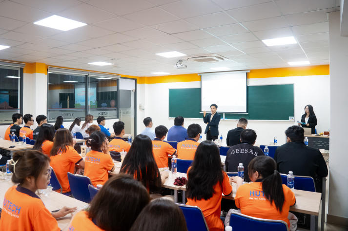 Sôi nổi ngày hội Chào đón Tân sinh viên Khoa Hệ thống thông tin quản lý: Khởi đầu hành trình kết nối công nghệ và kinh tế 9