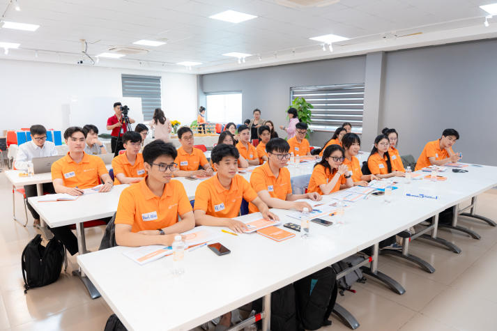 [Video] Sinh viên HUTECH tìm hiểu kiến thức ngành công nghệ tài chính cùng chuyên gia Hanwha Life 32