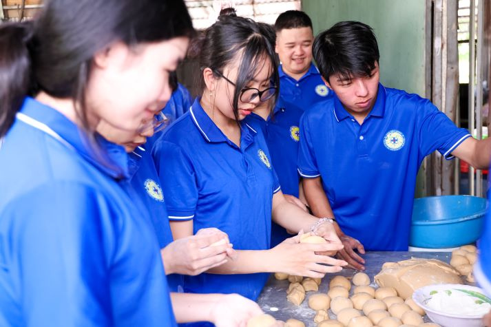 Sinh viên Khoa Thú y và hành trình thắp sáng “Vầng trăng tuổi thơ” 2025 46