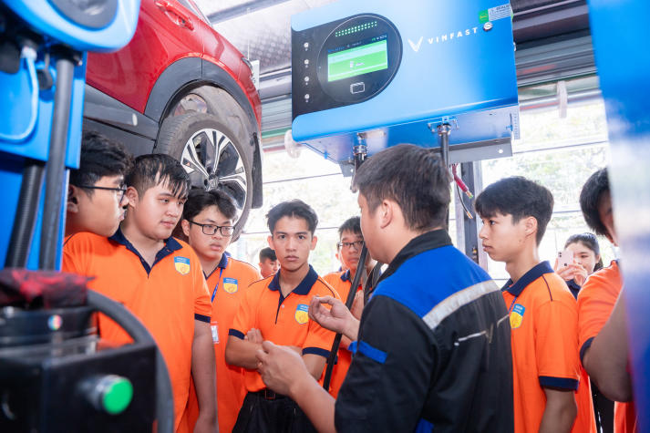 Tham quan thực tế VinFast, sinh viên Viện Kỹ thuật bước gần hơn đến công nghệ giao thông xanh 26