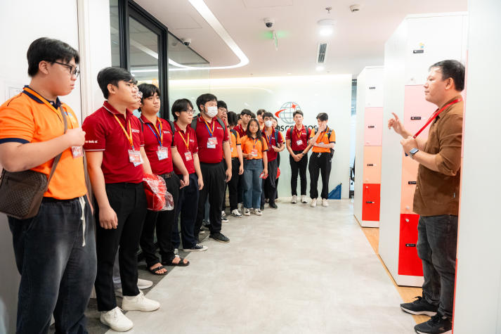 Sinh viên I-HUTECH hiểu nghề, rèn kỹ năng, mở rộng tầm nhìn qua chuyến tham quan Transcosmos Việt Nam 80