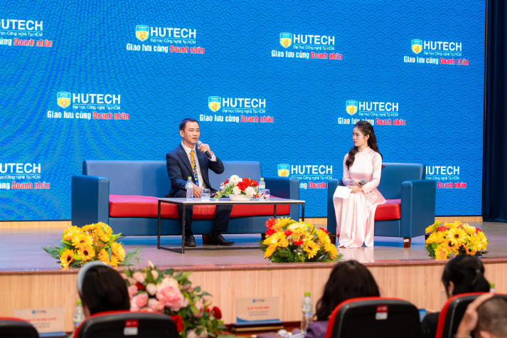 [Video] Sinh viên Tài chính - Thương mại HUTECH nhận “lửa nghề” từ Chủ tịch Hội Doanh nhân Sài Gòn 42