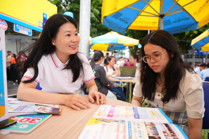 HUTECH cùng sĩ tử 2k8 tháo gỡ băn khoăn chọn Trường tại Ngày hội lựa chọn nguyện vọng xét tuyển 2026 66