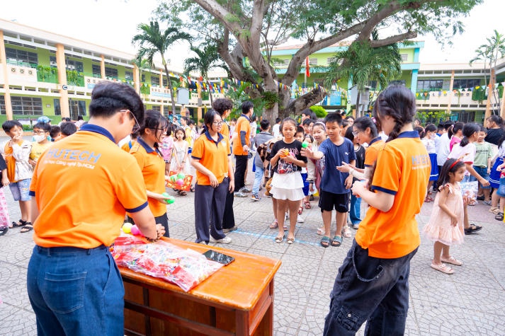 Mang tình xuân đến trẻ nhỏ, Khoa Thú y - Chăn nuôi HUTECH thắp lửa yêu thương 75