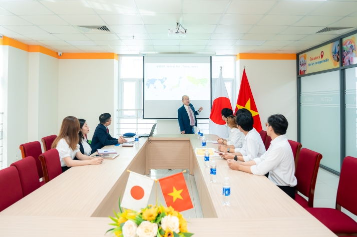 HUTECH đón tiếp Trưởng ban Học bổng Rotary Yoneyama Nhật Bản 9