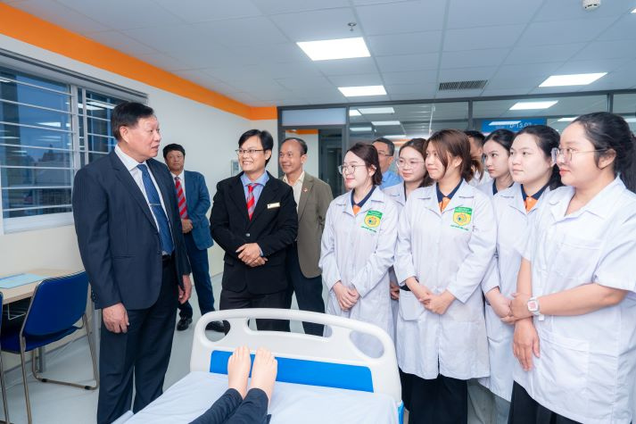 Thứ trưởng Bộ Y tế Đỗ Xuân Tuyên cắt băng khánh thành Trường Y và Khoa học Sức khỏe HUTECH 64