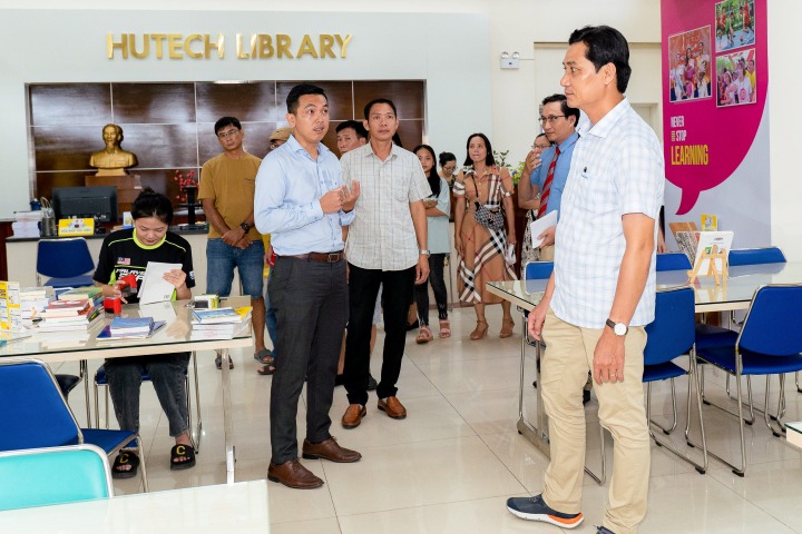 Ban Giám hiệu, giáo viên Trường THCS & THPT Tân Lộc (Cà Mau) tham quan không gian học tập HUTECH 18