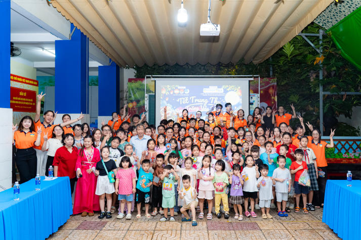 Sinh viên Khoa Thẩm mỹ và Khoa học sự sống tự tay đem “vầng trăng yêu thương” đến thiếu nhi phường Xóm Chiếu 65