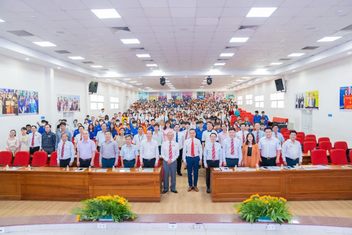 HUTECH kết nạp 05 Đảng viên mới nhân Kỷ niệm 73 năm ngày Truyền thống Học sinh - Sinh viên Việt Nam