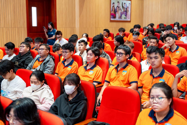 Sinh viên Khoa Quản trị kinh doanh “giải mã” thị trường lao động cùng các chuyên gia hàng đầu 88