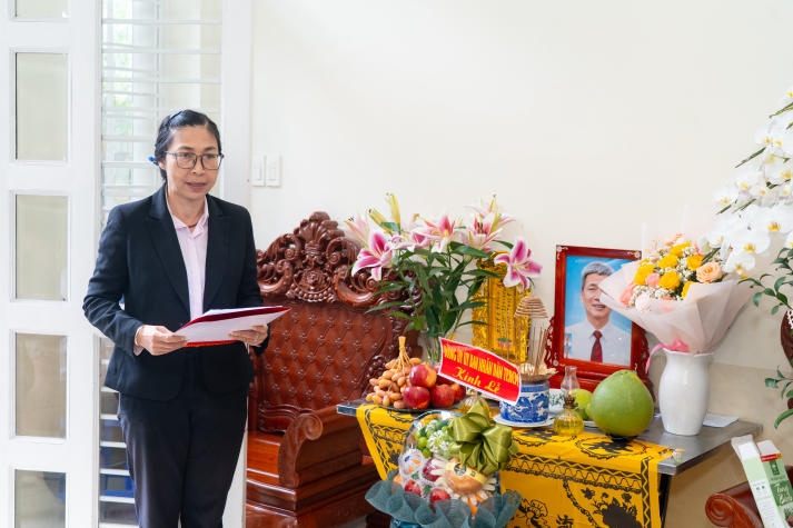 Truy tặng Huy hiệu 40 năm tuổi Đảng cho cố đồng chí Cao Tùng Anh 45