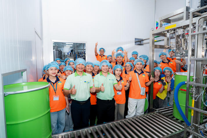 Sinh viên ngành Kinh doanh quốc tế học nghề thực tế từ chuyến tham quan Vinacoco 71